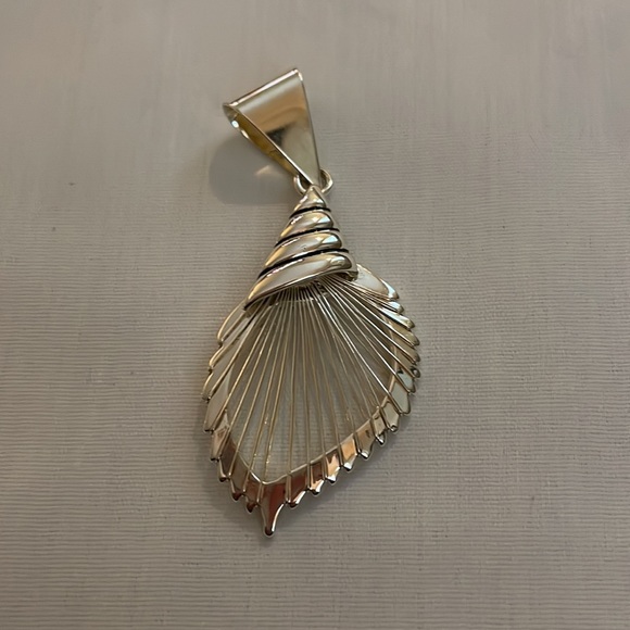 Estate jewelry seashell pendant - Picture 8 of 8